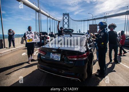 San Francisco, Ca. Juni 2020. Demonstranten schlossen am 14. Juni 2020 nach dem Tod von George Floyd die Westrichtung der Bay Bridge in Richtung San Francisco, Kalifornien, ab. Quelle: Chris Tuite/Image Space/Media Punch/Alamy Live News Stockfoto