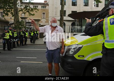 Hauptstadt Großbritanniens: Szenen von Gewalt trafen London als rechtsextreme Kundgebung, um inmitten der laufenden Kampagne der Schwarzen Leben Materie "seine Statuen zu schützen" Stockfoto