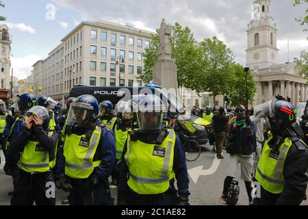 Hauptstadt Großbritanniens: Szenen von Gewalt trafen London als rechtsextreme Kundgebung, um inmitten der laufenden Kampagne der Schwarzen Leben Materie "seine Statuen zu schützen" Stockfoto