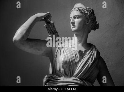 Klassische weiße Marmorstatuette Diana von Versailles Stockfoto