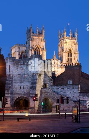 Bootham Bar mittelalterliche Tor und Stadtmauern mit York Minster bei Nacht, York, Yorkshire, England, Großbritannien, Europa Stockfoto