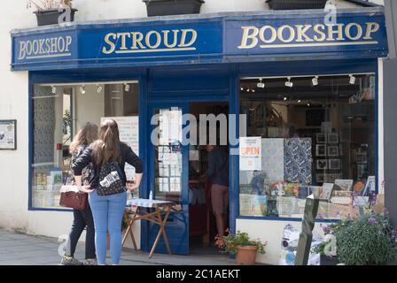 Stroud, Glos, Großbritannien. Juni 2019. Geschäfte, die nicht wesentliche Gegenstände verkaufen, dürfen zum ersten Mal seit 3 Monaten wieder geöffnet werden. Strenge Sicherheitsmaßnahmen und soziale Distanzierung sind unerlässlich und sind in dieser beliebten Stadt Cotswold zu sehen.abgebildet ist der Stroud-Buchhändler Stockfoto