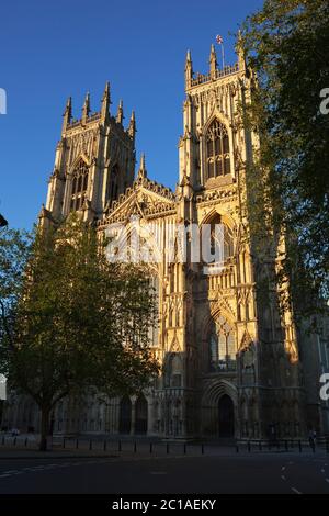 Westfassade von York Minster, York, Yorkshire, England, Großbritannien, Europa Stockfoto