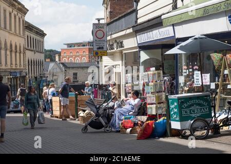 Stroud, Glos, Großbritannien. Juni 2019. Geschäfte, die nicht wesentliche Gegenstände verkaufen, dürfen zum ersten Mal seit 3 Monaten wieder geöffnet werden. Strenge Sicherheitsmaßnahmen und soziale Distanzierung sind unerlässlich und sind in dieser beliebten Stadt Cotswold offensichtlich. Quelle: Mr Standfast/Alamy Live News Stockfoto