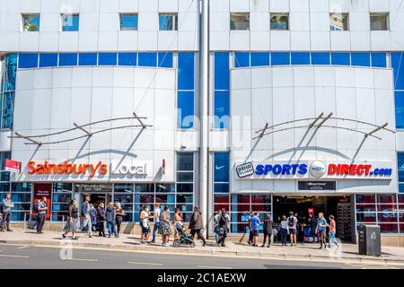 Brighton Großbritannien, 15. Juni 2020: Heute Morgen kehren die Käufer in Brighton auf die Hauptstraße zurück.Quelle: Andrew Hasson/Alamy Live News Stockfoto