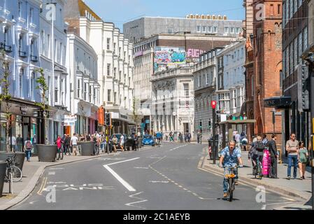Brighton Großbritannien, 15. Juni 2020: Heute Morgen kehren die Käufer in Brighton auf die Hauptstraße zurück.Quelle: Andrew Hasson/Alamy Live News Stockfoto