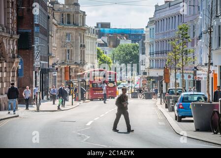 Brighton Großbritannien, 15. Juni 2020: Heute Morgen kehren die Käufer in Brighton auf die Hauptstraße zurück.Quelle: Andrew Hasson/Alamy Live News Stockfoto