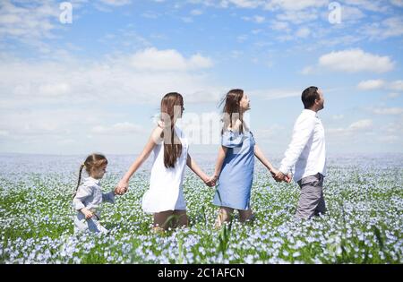 Porträt einer jungen schwangeren Familie in Leinenfeld Stockfoto