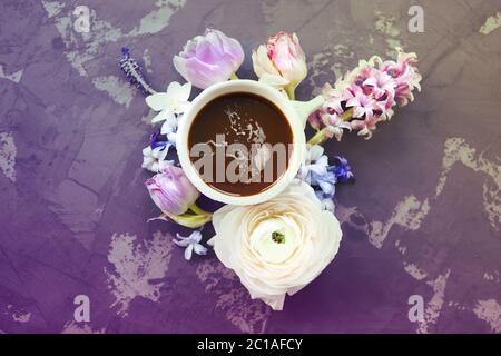 Festliche Einladungskarte mit schönen Blumen und einer Tasse Kaffee Stockfoto