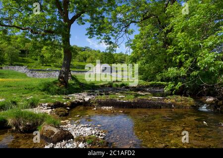 River Wharfe und traditionelle Steinerne Scheune im Tal von Wharfedale, in der Nähe von Kettlewell, Yorkshire Dales National Park, North Yorkshire, England, Großbritannien Stockfoto