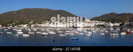 Panorama von Cadaques mit Booten in der Bucht festgemacht Stockfoto