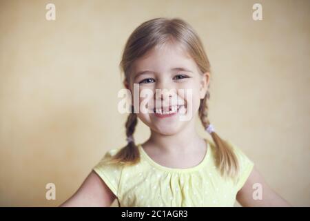 Glücklich verloren Zahn kleines Mädchen Porträt Stockfoto