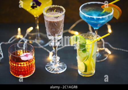 Verschiedene kalte erfrischende Cocktails auf dem Tisch Stockfoto