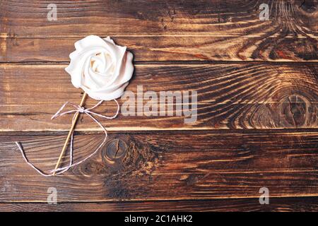 Schöne zarte Baiser auf einem Hintergrund aus Holz, 8. März, Mom s Tag, Geburtstagsgeschenk, Süßigkeiten Stockfoto
