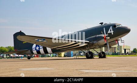 Aces High Douglas C-47 Skytrain mit dem 2. Weltkrieg d-Day-Markierungen Stockfoto