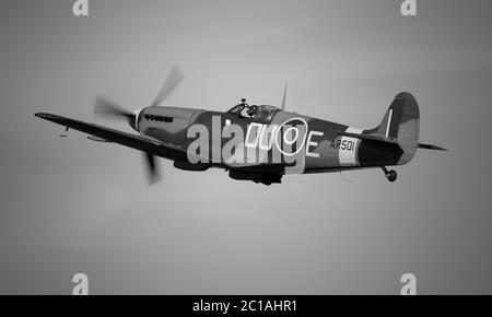 Supermarine Spitfire Vc'AR 501" (G-AWII) fliegen bei Shuttleworth Navy Airshow in Old Warden am 3. Juni 2018 Fliegen Stockfoto