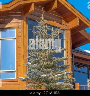 Quadratischer sonniger Wintertag in Park City Utah mit Blick auf das Haus mit großen Erkerfenstern Stockfoto