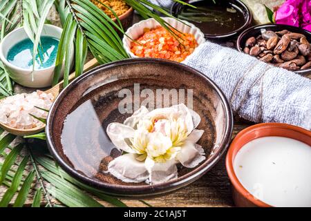 Spa Aromatic Relax Konzept. Natürliche Spa-Zutaten - mit Kaffee, Meersalz, braunem Zucker, Honig, Olivenöl. Bio-Spa kosmetische Produkte, hausgemacht Stockfoto