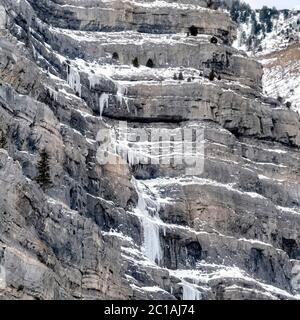 Square Bridal Veil Falls in Provo Canyon mit Schneereis und immergrünen Bäumen im Winter Stockfoto