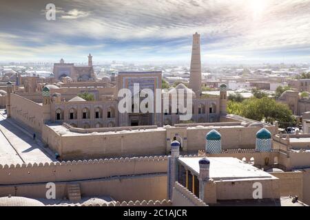 Luftbild auf Straßen der alten Stadt. Usbekistan. Chiwa. Stockfoto