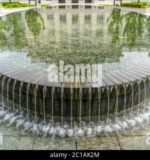 Quadratischer Rahmen kreisförmiger Pool und Brunnen, der das historische Utah State Capital Building widerspiegelt Stockfoto