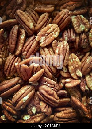 Es gibt viele rohe Bio Pekannüsse. Pekannuss-Hintergrund. Stockfoto