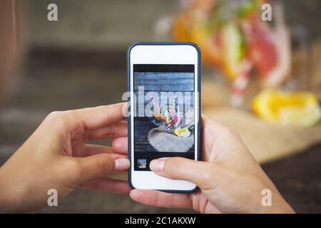 Aufnahme von frisch gepresstem Zitronensaft in Gläsern Stockfoto