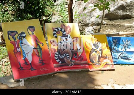 Traditionelle Gemälde zu verkaufen, Ampangorinana Village, Nosy Komba Island, Madagaskar. Stockfoto