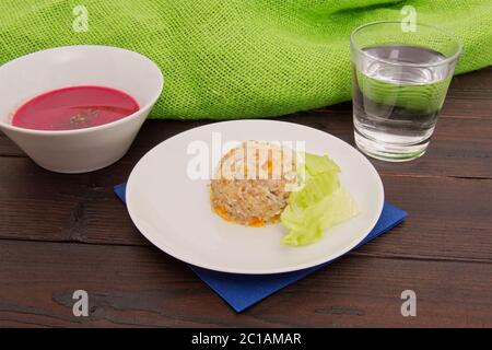 Buchweizenrisotto mit Kürbis auf einem Holztisch Stockfoto