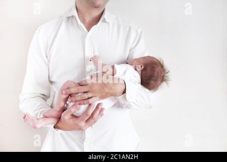 Schöner Vater hält seine schlafende neugeborene Tochter Stockfoto