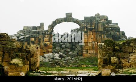 Große Kolonnade in Apamea in Nebel, teilweise durch ISIS, Syrien zerstört Stockfoto