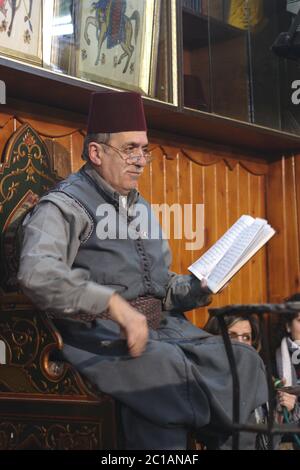 Abu Shady, ein traditioneller Geschichtenerzähler, oder hakawati, Al Nawfara Coffee House, Damaskus, Syrien Stockfoto