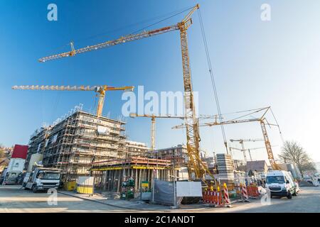 Baustelle und Rohbau von Büros und Wohngebäuden mit vielen Kranen und Baufahrzeugen Stockfoto