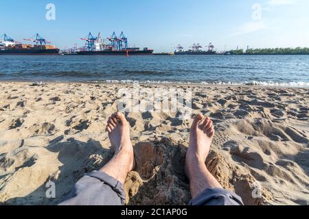 Füße im Sand am Elbstrand in Hamburg Stockfoto