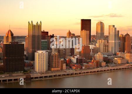 Panoramablick auf Pittsburgh Downtown bei Sonnenuntergang, Pennsylvania, USA Stockfoto
