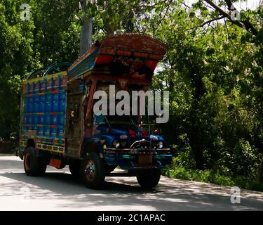 Dekorierte truck auf dem Karakorum Highway, Pakistan Stockfoto