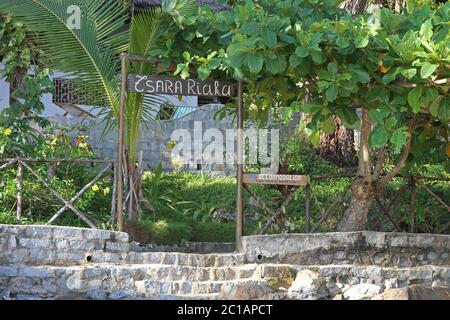 Eingang zum Tsara Riaka Gästehaus vom Strand, Ampangorinana Village, Nosy Komba Island, Madagaskar. Stockfoto