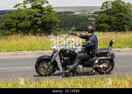 R830FFA 1998 Suzuki; Motorradfahrer; Zweirad Transport, Motorräder, Fahrzeug, Straßen, Motorräder, Motorradfahrer motoring in Chorley, UK Stockfoto