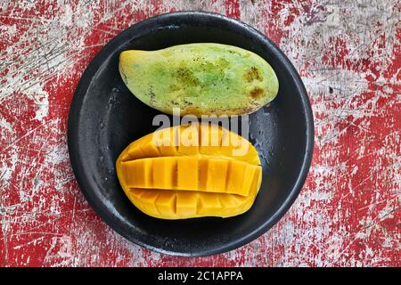 Bunte Mangos auf dem Teller Stockfoto