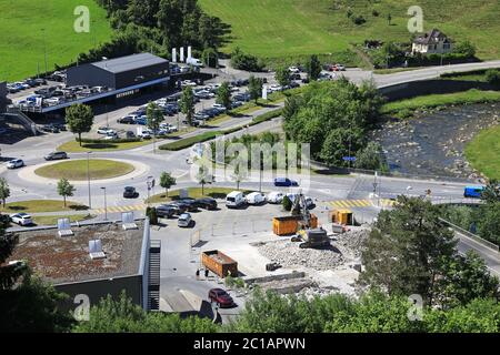 Blick auf Sihlbrugg mit Kreisverkehr und Sihl, Schweiz Stockfoto