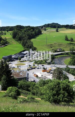 Blick auf Sihlbrugg mit Kreisverkehr und Sihl, Schweiz Stockfoto