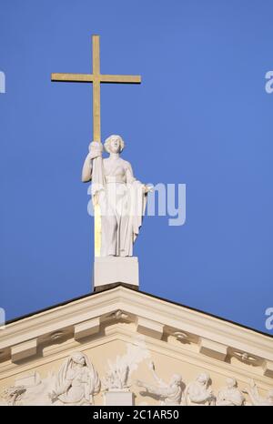 Statue von St. Helen auf St. Stanislaus und St. Ladislaus Kathedrale in Vilnius Stockfoto