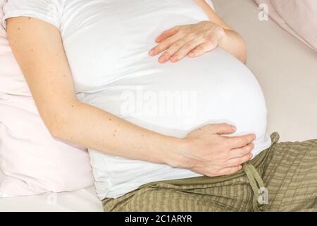 Nahaufnahme des Bauches der schwangeren Frau Stockfoto