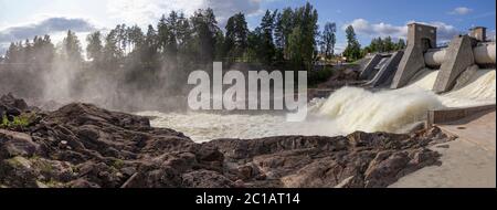 Die Imatra Stromschnellen (Imatrankoski) am Fluss Vuoksa in Imatra. Auslauf auf Wasserkraftwerk Damm musikalische Show.Nationale Landschaft Finnlands Stockfoto