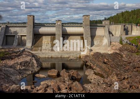 Die Imatra Stromschnellen (Imatrankoski) am Fluss Vuoksa in Imatra. Auslauf auf Wasserkraftwerk Damm musikalische Show.Nationale Landschaft Finnlands Stockfoto