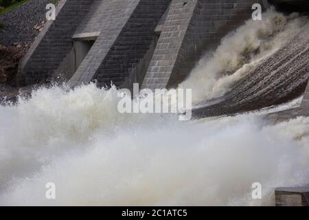 Die Imatra Stromschnellen (Imatrankoski) am Fluss Vuoksa in Imatra. Auslauf auf Wasserkraftwerk Damm musikalische Show.Nationale Landschaft Finnlands Stockfoto