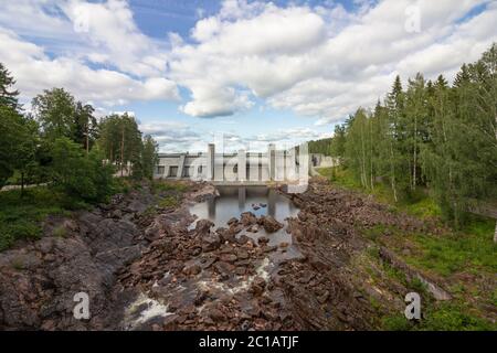 Die Imatra Stromschnellen (Imatrankoski) am Fluss Vuoksa in Imatra. Auslauf auf Wasserkraftwerk Damm musikalische Show.Nationale Landschaft Finnlands Stockfoto