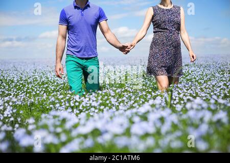 Junge glücklich Schöne schwangere Paare in Leinen Feld Stockfoto