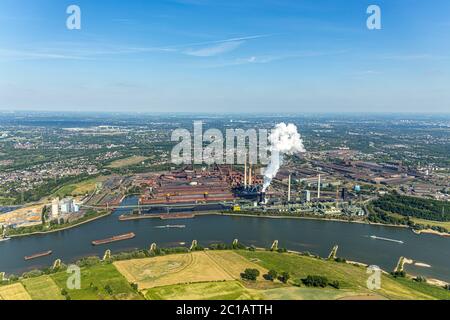 Luftaufnahme, Rhein, Rauchwolke über Duisburg Marxloh, thyssenkrupp - KBS - Kokerei Schwelgern, ThyssenKrupp EVOS Baucontainer, Stahl prod Stockfoto