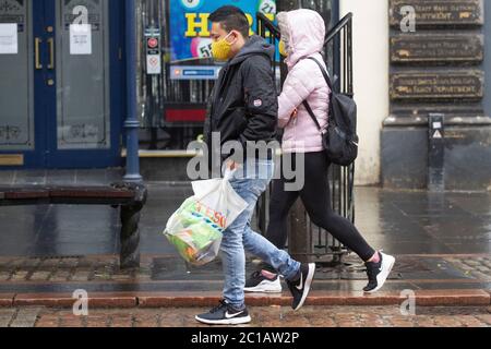 Dundee, Tayside, Schottland, Großbritannien. Juni 2020. UK Wetter: Ein trüber und nebliger Tag mit leichtem Regen über Nordost Schottland. Die Menschen tragen immer noch Schutzmasken und soziale Distanzierung, während sie den Tag für wichtige Einkäufe während der Covid-19 Phase 2 lockeren Sperrbeschränkungen im Stadtzentrum von Dundee verbringen. Kredit: Dundee Photographics/Alamy Live Nachrichten Stockfoto